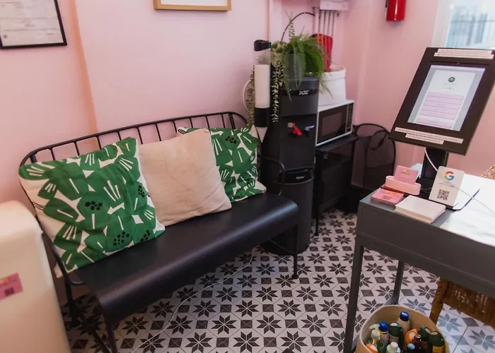 Room 2: Stylish Escape By Calle Cerra Art